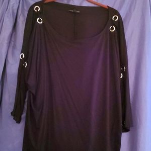 Womens black 1x stylish and comfortable top. 3/4 sleeve with grommet closure.